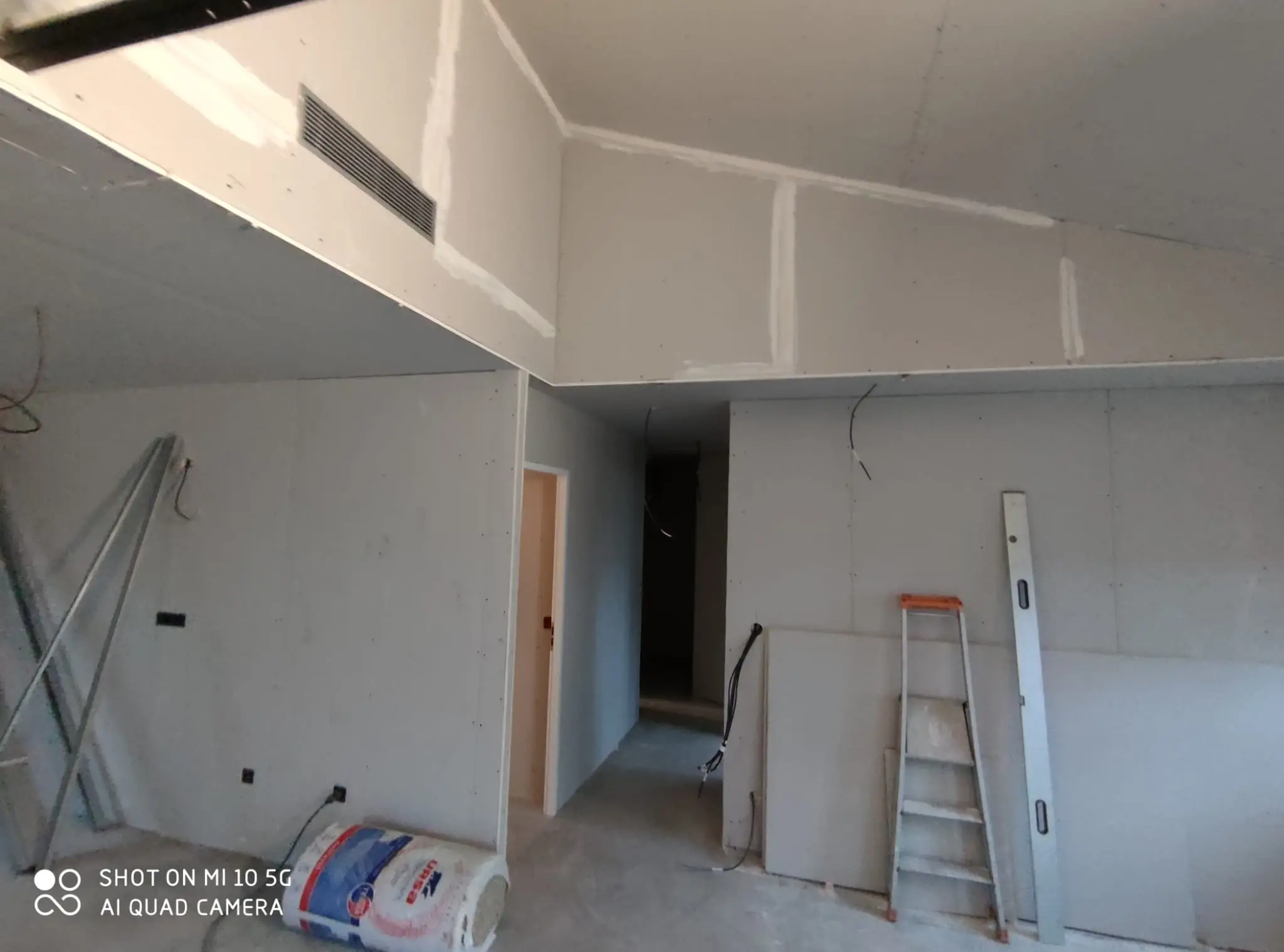 Travaux de rénovation intérieure, isolation intérieure, doublage, cloison, faux plafond, pose de fenêtre et climatisation